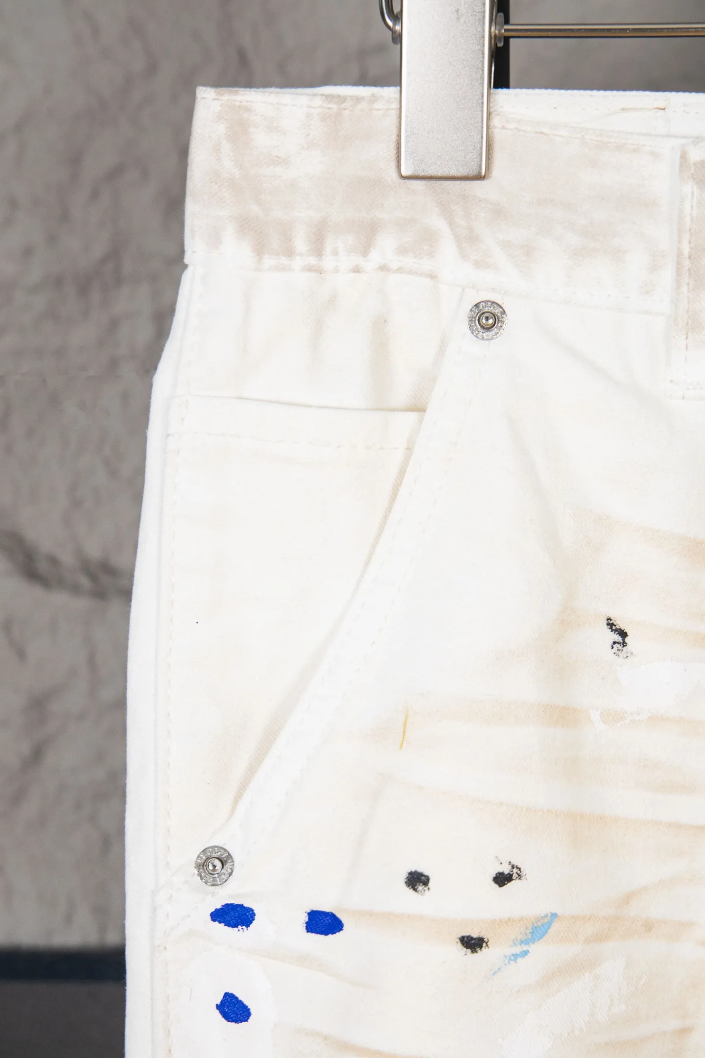 Style number: M394 P280 GALLERY DEPT. Dirty touch, splashed ink, hand-painted graffiti, washed, distressed, damaged, micro-flared casual overalls. Code number: 28 30 32 34 36